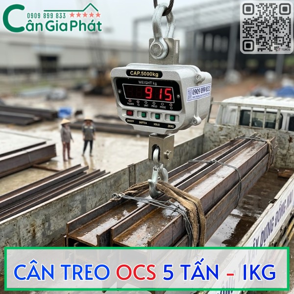 Cân treo điện tử OCS 5 tấn IKG đang cân bó thép trên công trường xây dựng