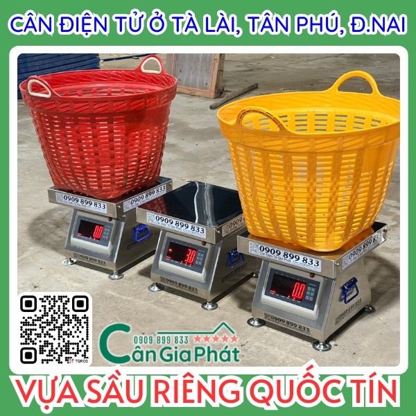 Cân điện tử Cân Gia Phát inox hiển thị số đỏ, đặt giỏ nhựa lớn màu đỏ và vàng trong kho hàng