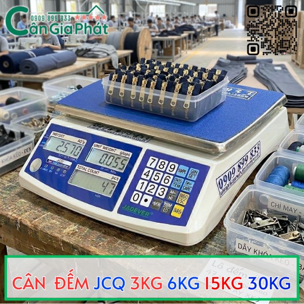 Cân đếm điện tử Jadever JCQ hiển thị số, đang cân chi tiết kim loại trong xưởng may