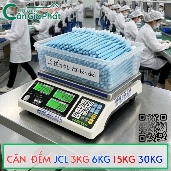 Cân đếm điện tử Jadever JCL đang cân khay bàn chải trong xưởng sản xuất