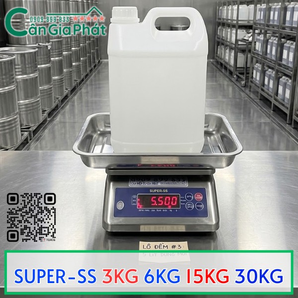 Cân điện tử SUPER SS đang cân can nhựa trắng 5 lít trong kho sản xuất
