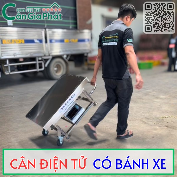 Nhân viên Cân Gia Phát kéo cân điện tử inox có bánh xe dùng trong kho vận chuyển hàng hóa