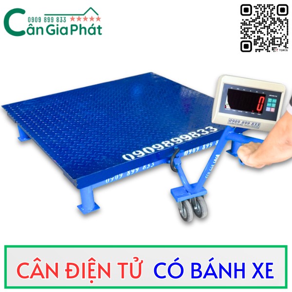 Cân điện tử sàn xanh có bánh xe và màn hình hiển thị số của Cân Gia Phát