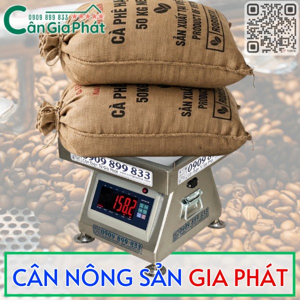 Cân điện tử Cân Gia Phát đang cân hai bao cà phê nông sản trên nền hạt cà phê