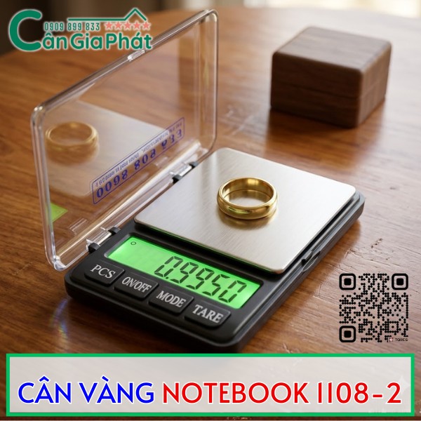 Cân tiểu ly điện tử Notebook 1108 2 đang cân nhẫn vàng trên mặt bàn gỗ